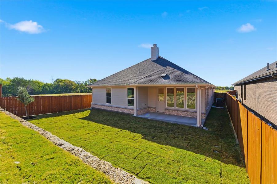 Exterior details and patio area of a home in Waterford Park, Weatherford (Image 3).