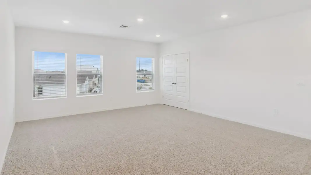 Representative unfurnished interior of a home built from the Coral by D.R. Horton in Hawthorne Ranch, Lakeland (Image 36).