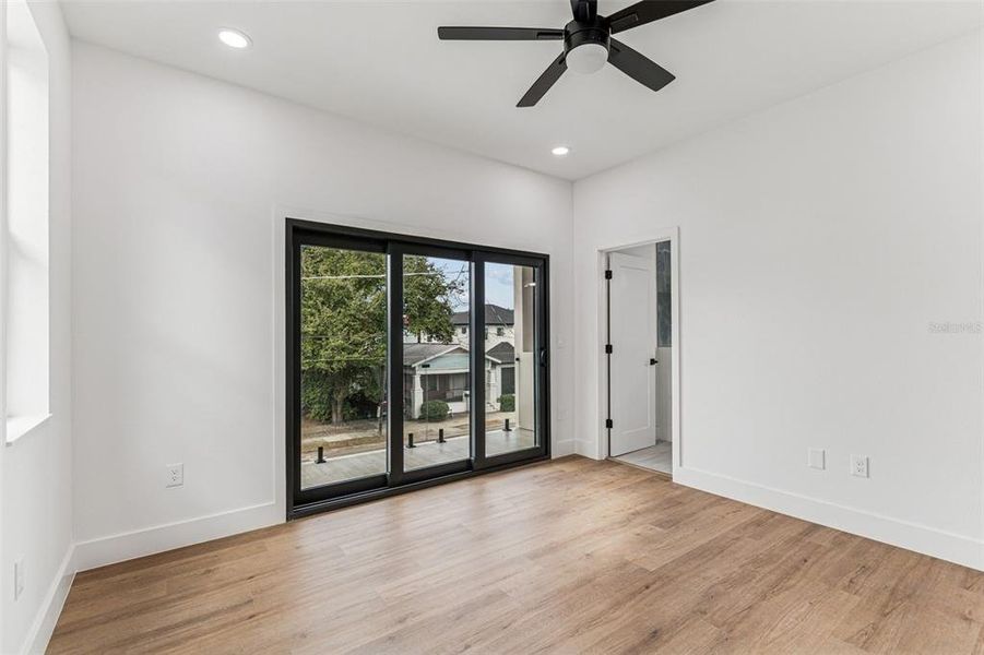 Spacious, unfurnished interior of a new home in , Tampa (Image 39).