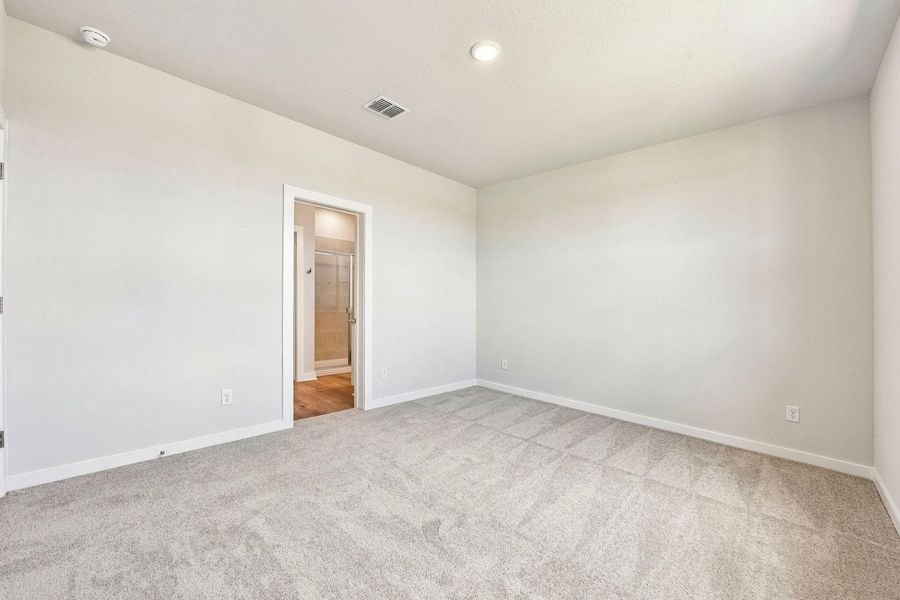 Spacious, unfurnished interior of a new home in Cloverleaf, Austin (Image 32).