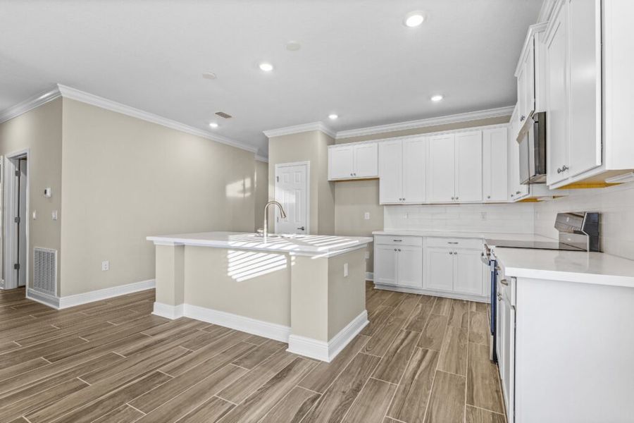 Furnished interior view inside a new home in Lake Merial, Panama City (Image 11).