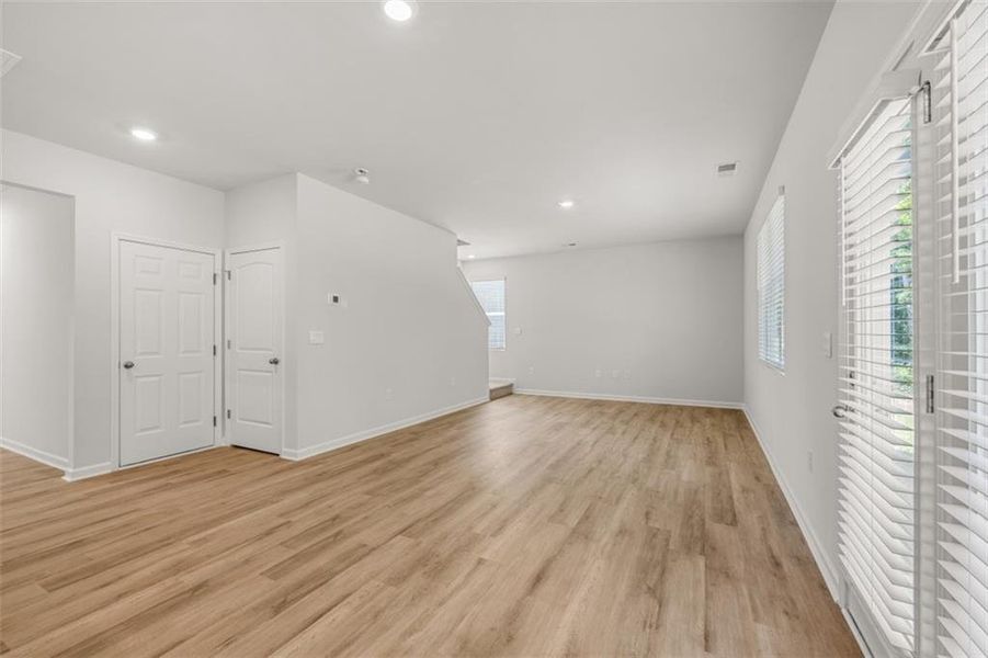 Spacious, unfurnished interior of a new home in Oakleigh Glen, Dallas (Image 32).