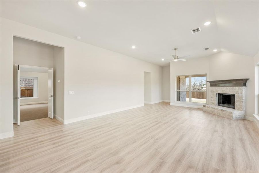 Spacious, unfurnished interior of a new home in El Dorado, Granbury (Image 19).