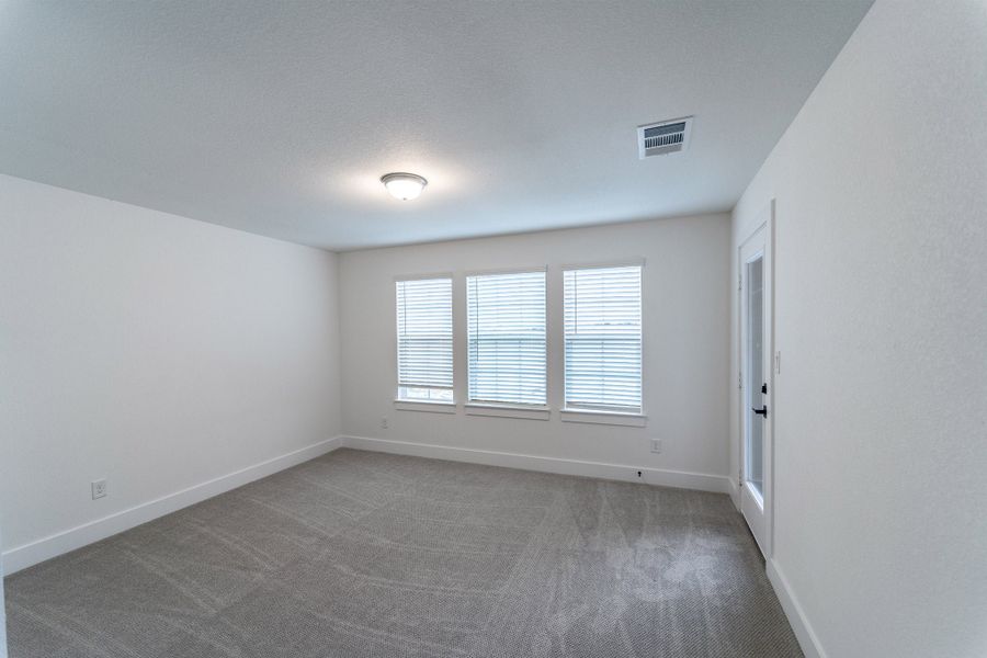 Spacious, unfurnished interior of a new home in Lariat, Liberty Hill (Image 16).