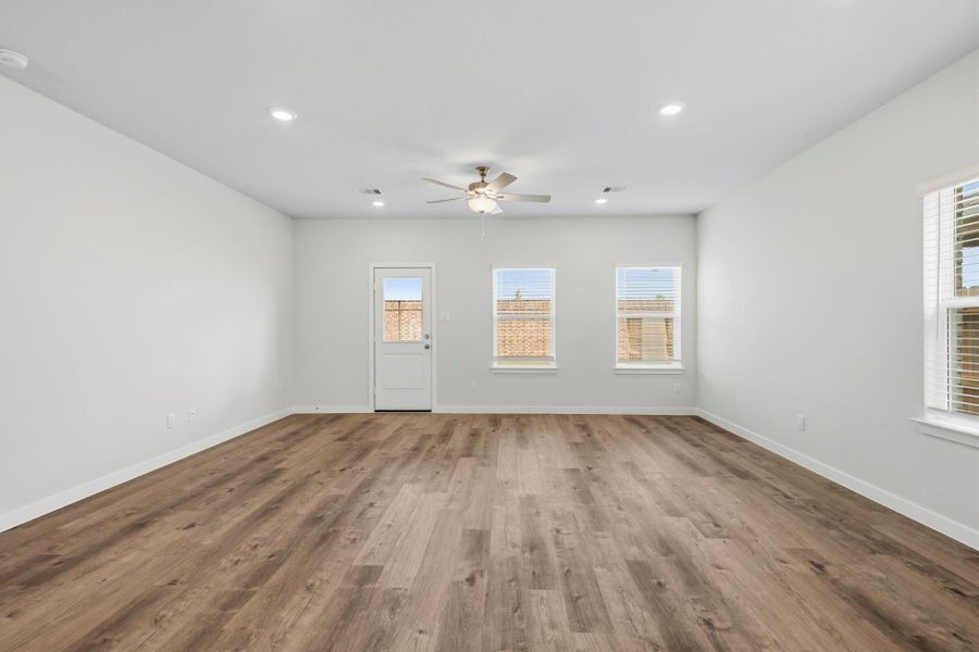Spacious, unfurnished interior of a new home in Sunterra Lakes, Brookshire (Image 15). Spacious, unfurnished interior of a new home in Sunterra Lakes, Brookshire (Image 15).