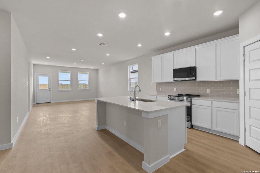 Furnished interior view inside a new home in Hiddenbrooke, Seguin (Image 12).
