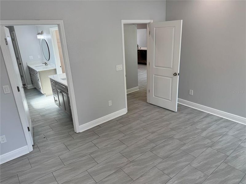Spacious, unfurnished interior of a new home in , Dade City (Image 39).