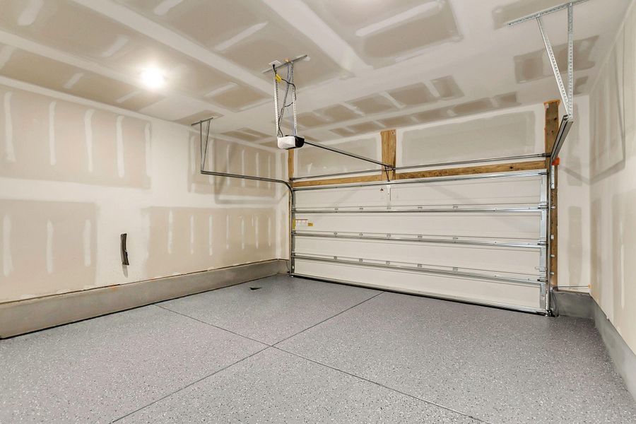 Spacious, unfurnished interior of a new home in Tidewater at Lakes of Cane Bay, Summerville (Image 22).