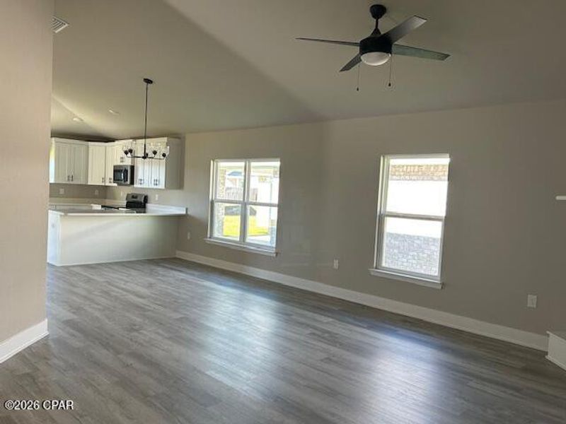 Spacious, unfurnished interior of a new home in College Station, Panama City (Image 6).