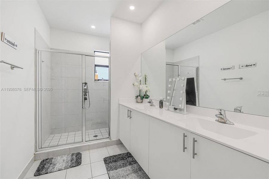 Furnished interior view inside a new home in , Homestead (Image 27).