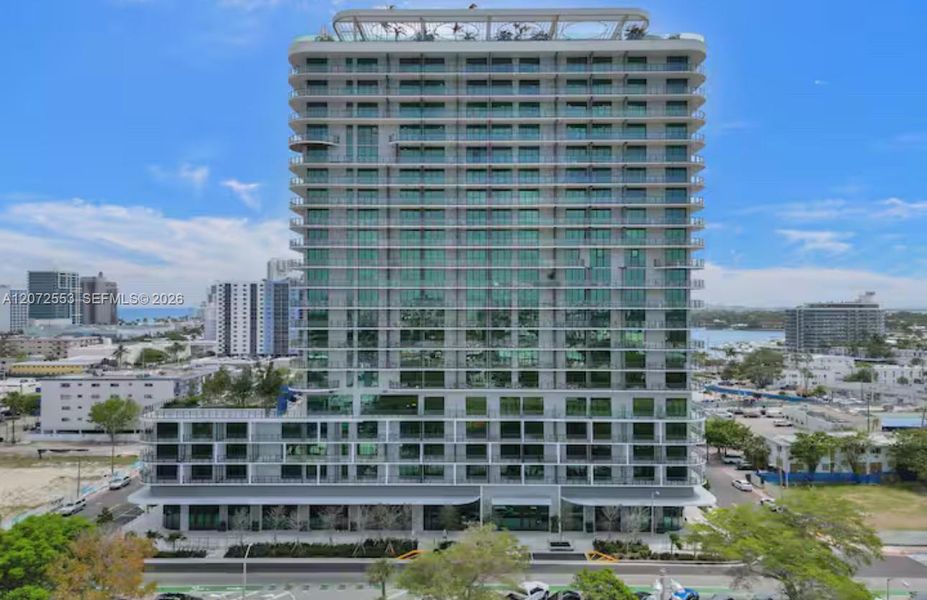 Condo located in Miami Beach, FL showcasing its design and architecture (Image 18).