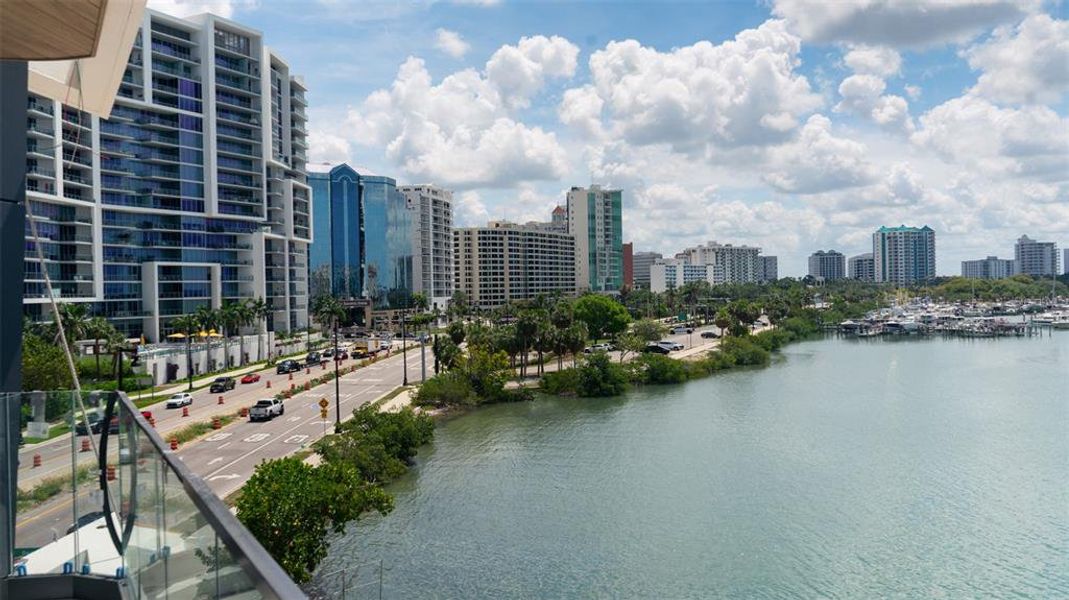 Condo located in Sarasota, FL showcasing its design and architecture (Image 9).