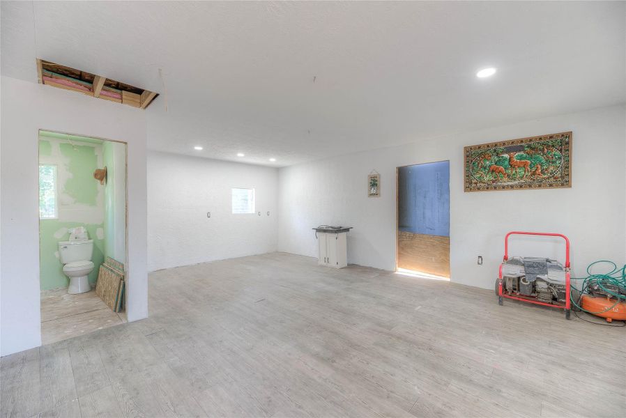 Spacious, unfurnished interior of a new home in , Livingston (Image 11).