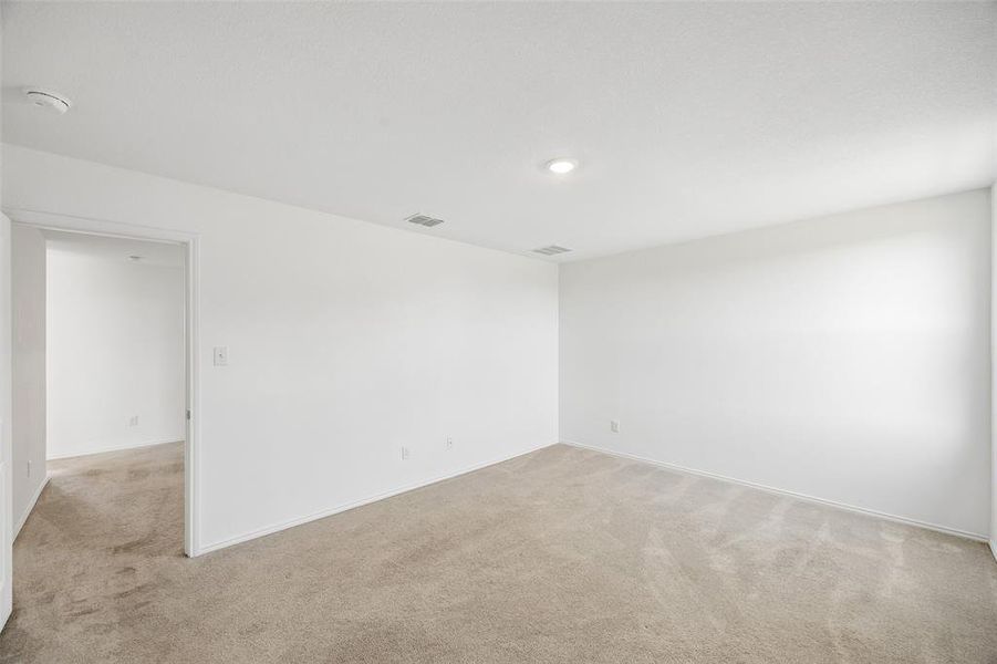 Spacious, unfurnished interior of a new home in Trinity West, Dallas (Image 24).