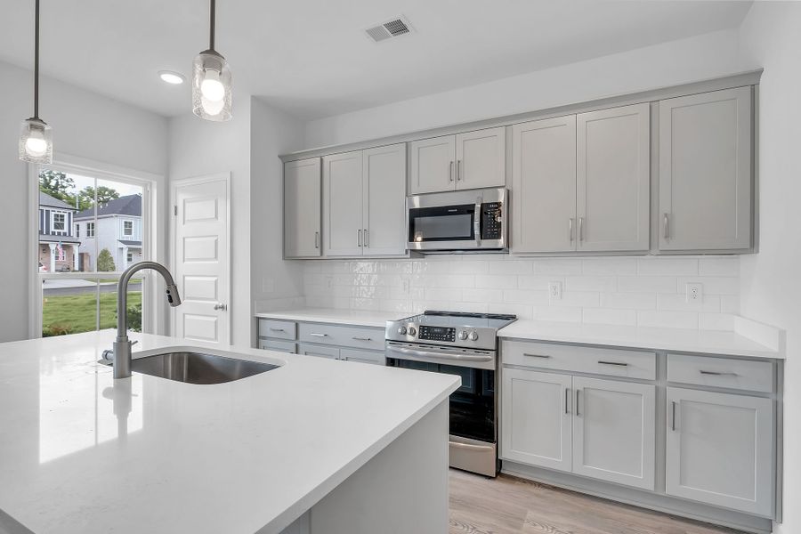 Photo of another unit. Features may vary.