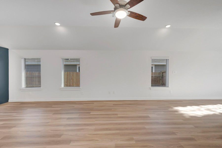 Spacious, unfurnished interior of a new home in Lone Star Landing, Montgomery (Image 30).
