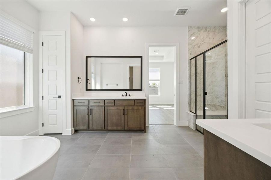 14-237Bee_014 14-237Bee_014