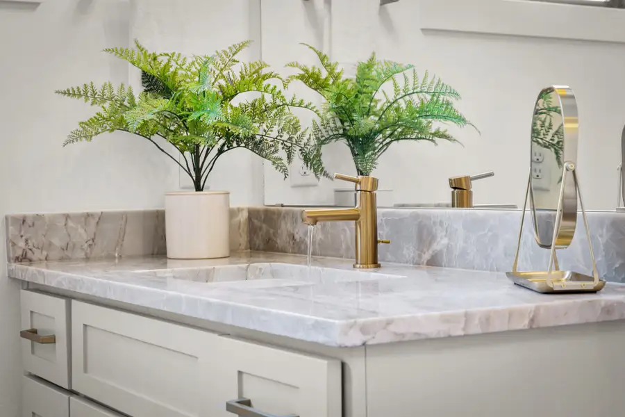 Representative interior finishes for a home built from the McKinney by Pulte Homes in Crescent Bluff, Georgetown (Image 8).
