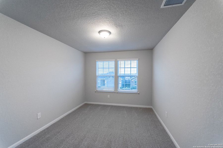 Spacious, unfurnished interior of a new home in Hennersby Hollow, San Antonio (Image 16).
