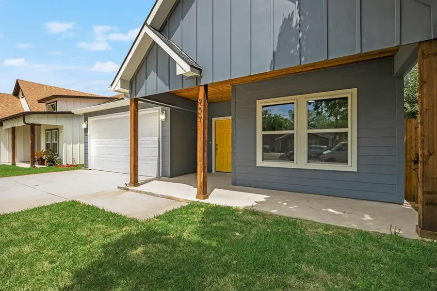 Exterior details and patio area of a home in , Dallas (Image 4).