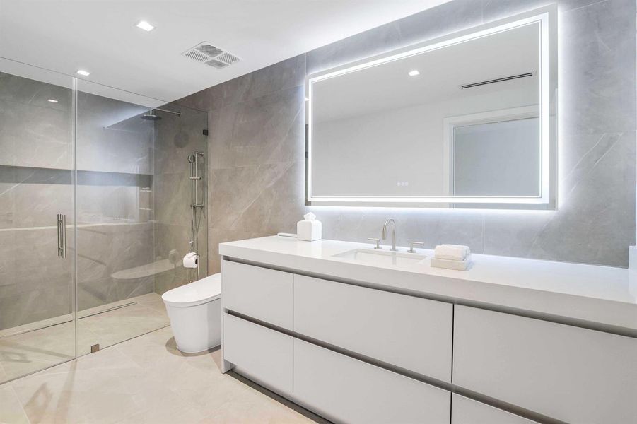 Guest Bathroom 4