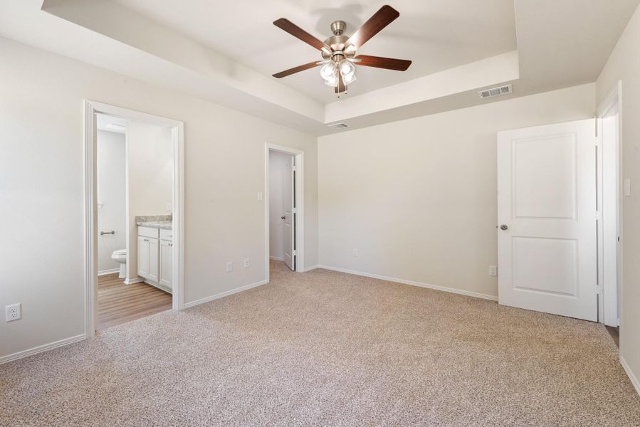 Spacious, unfurnished interior of a new home in , Navasota (Image 21).