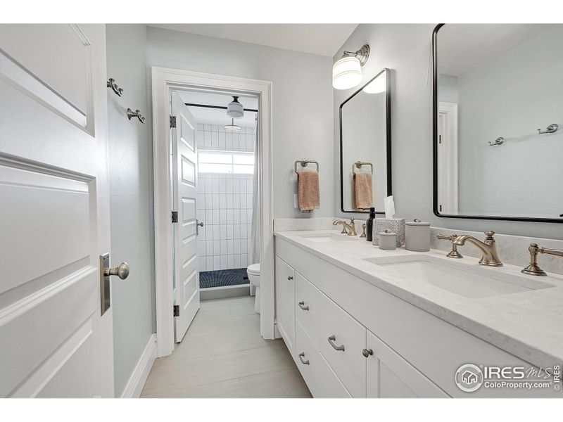 2nd floor shared bathroom with dual sinks