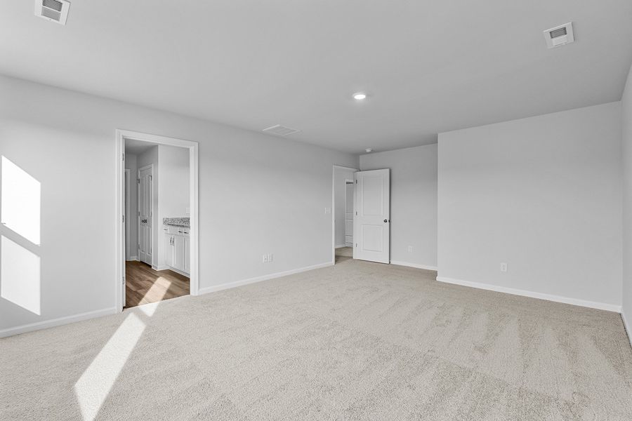 Spacious, unfurnished interior of a new home in Hanes Lake, Winston-Salem (Image 25).