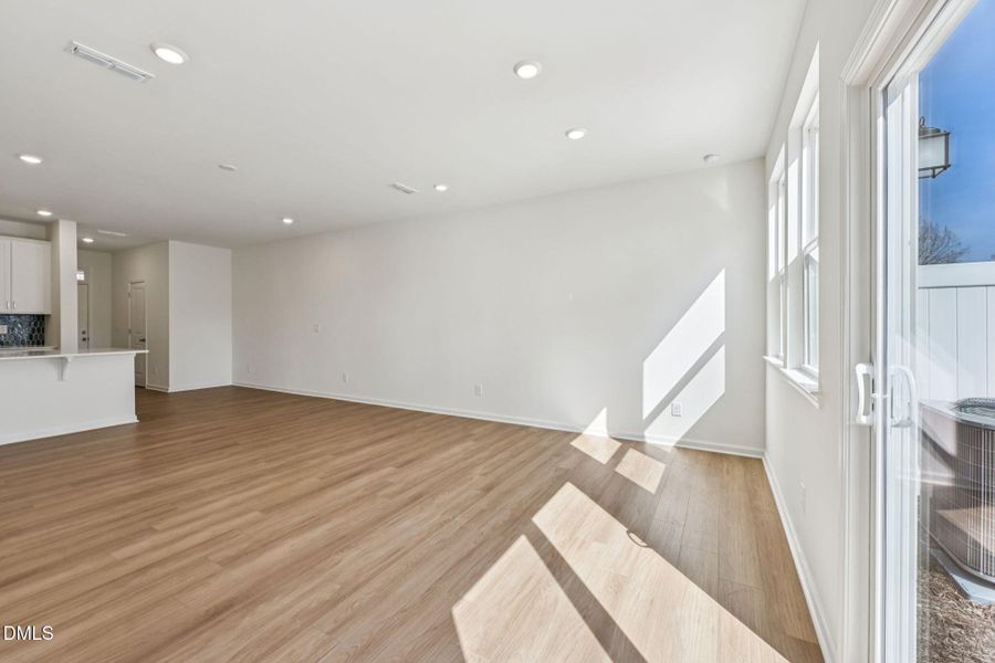 10-web-or-mls-212 Parker Lane-S0503-010