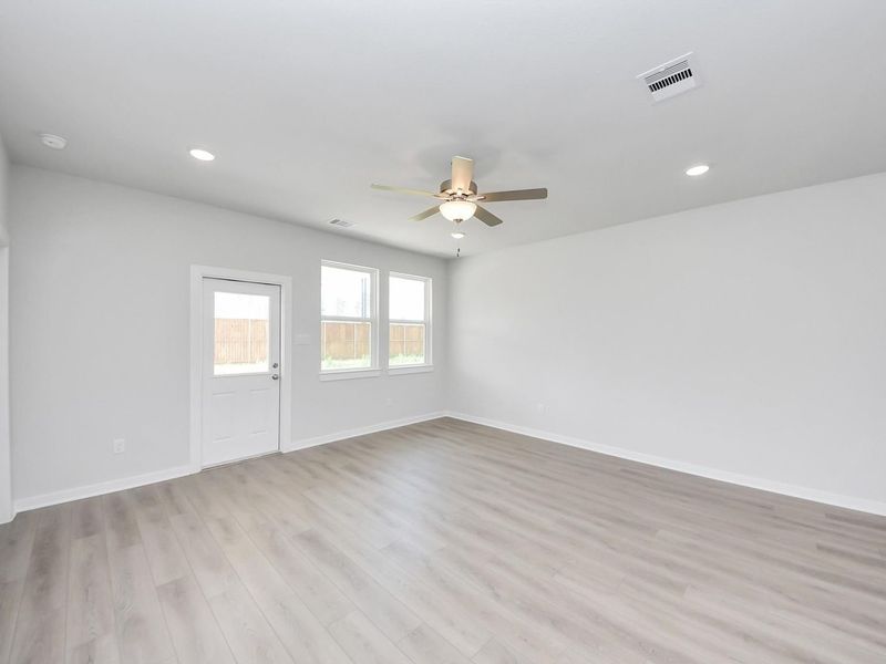 Spacious, unfurnished interior of a new home in Spring Branch Crossing, Conroe (Image 17).