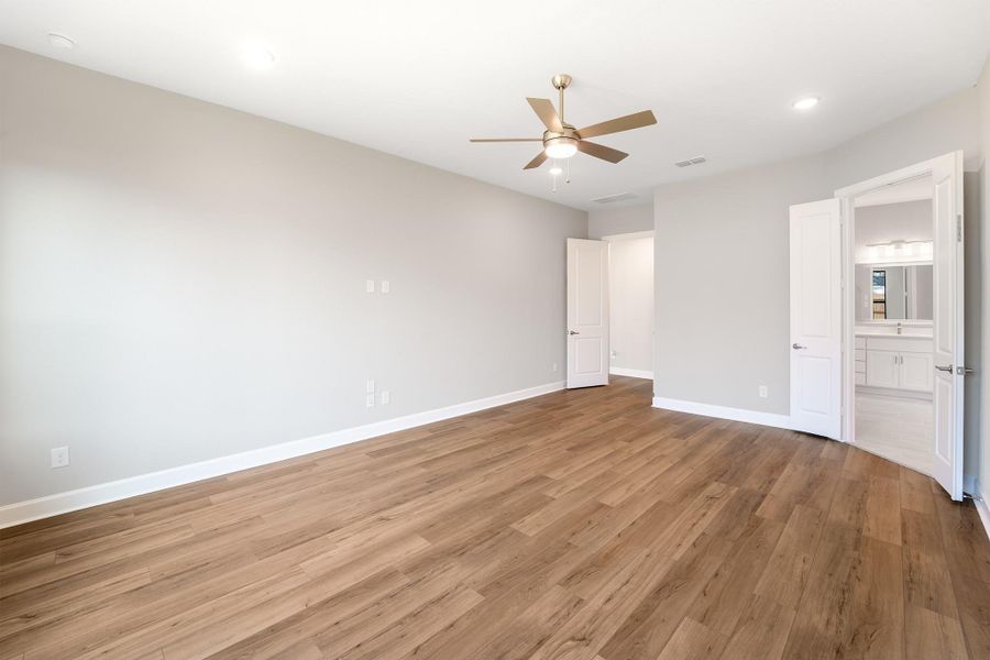 Spacious, unfurnished interior of a new home in The Meadows at Imperial Oaks, Conroe (Image 12).