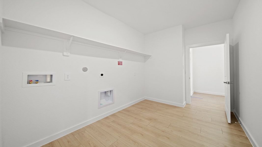 Spacious, unfurnished interior of a new home in Riverside Estates, Mont Belvieu (Image 22).