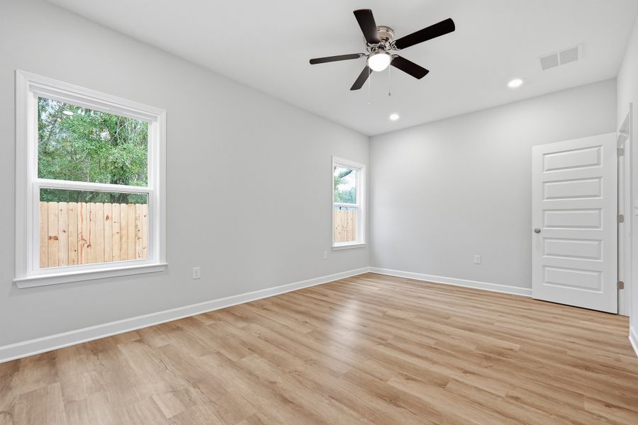 Spacious, unfurnished interior of a new home in Live Oak Cottages, Freeport (Image 29).