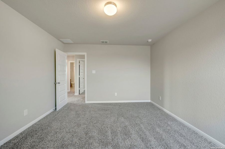 Spacious, unfurnished interior of a new home in Mesquite Ridge, San Antonio (Image 28).