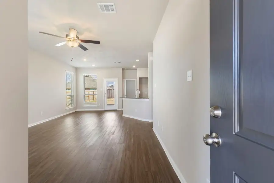 Spacious, unfurnished interior of a new home in South Fork, Waco (Image 8).