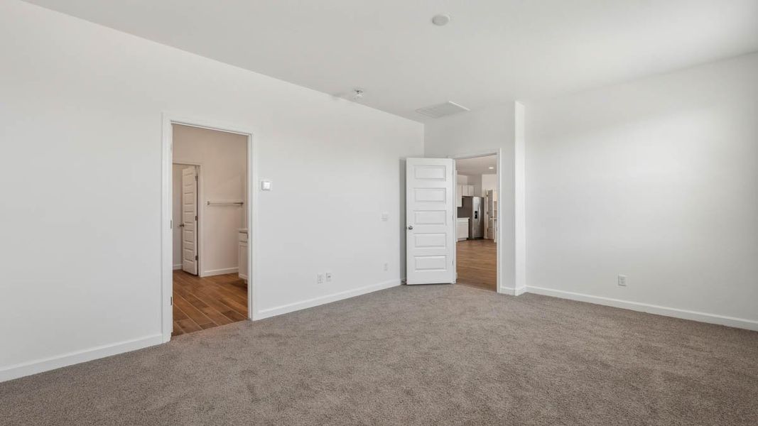 Spacious, unfurnished interior of a new home in Quail Ranch, San Tan Valley (Image 17).