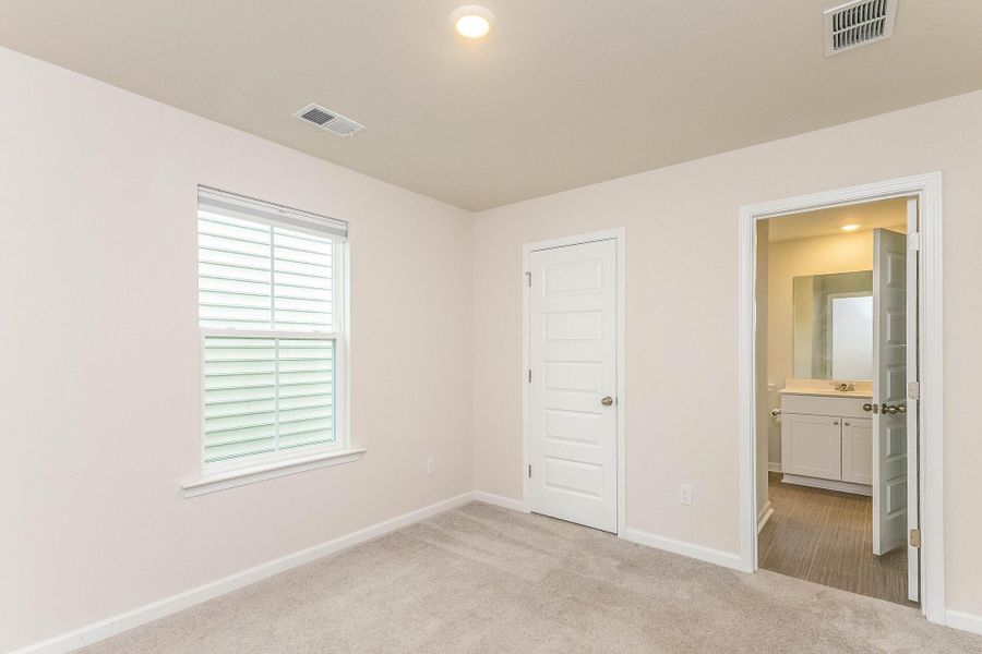 Spacious, unfurnished interior of a new home in Heron's Walk at Summers Corner, Summerville (Image 10).