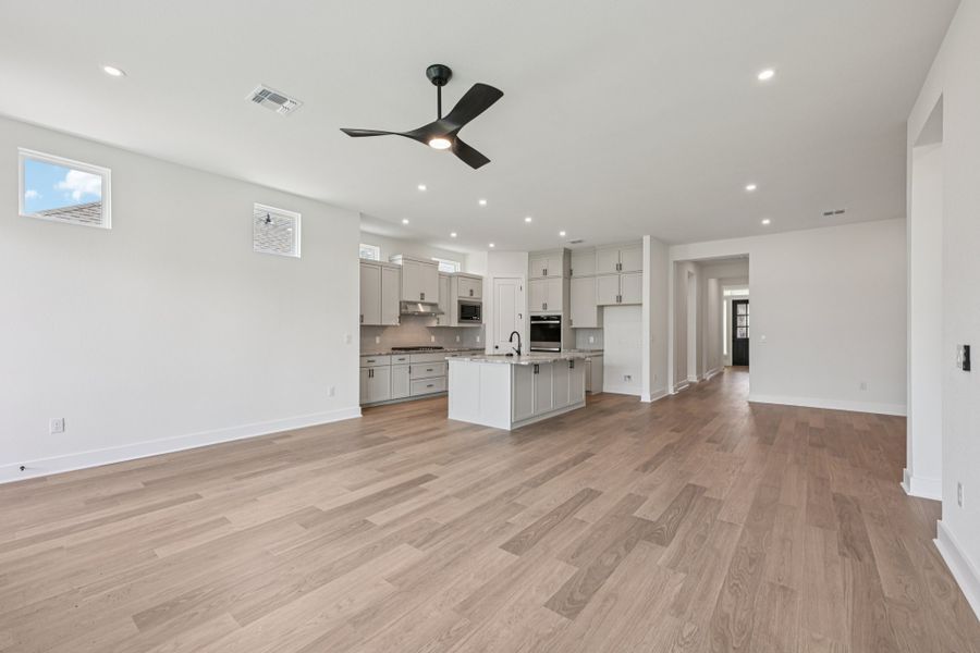 Spacious, unfurnished interior of a new home in Persimmon, Buda (Image 14).
