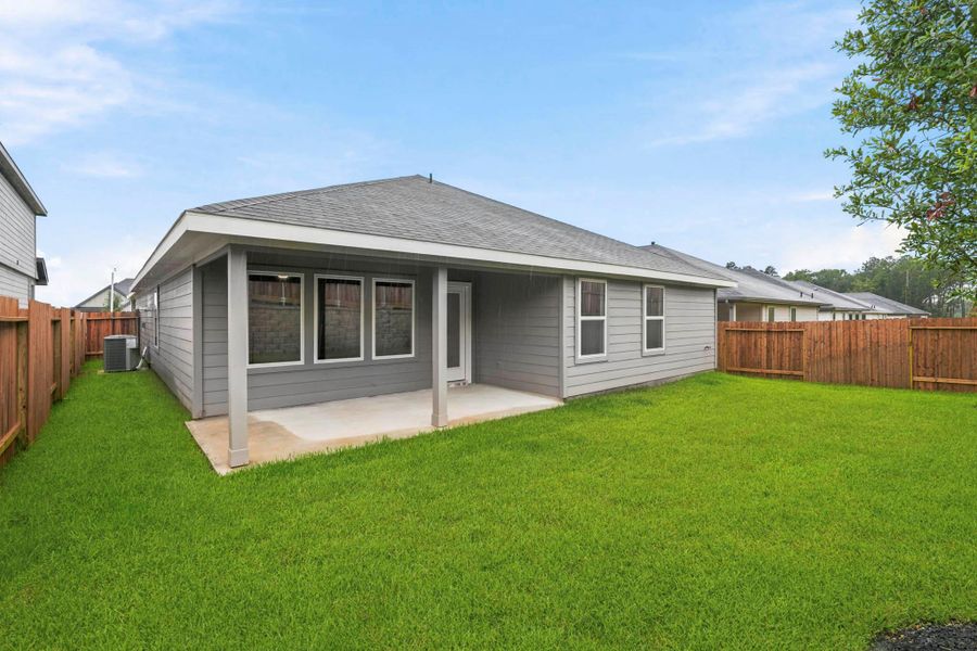 Exterior details and patio area of a home in Silverthorne, Conroe (Image 4).