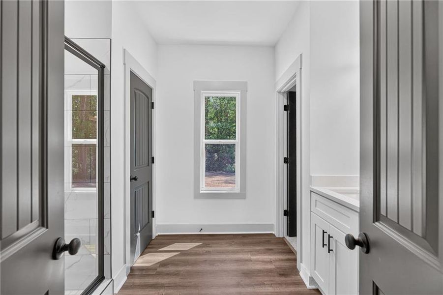 Spacious, unfurnished interior of a new home in , Silver Creek (Image 35).