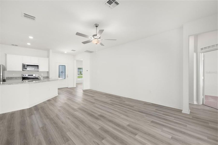 Spacious, unfurnished interior of a new home in Tula Parc, Astatula (Image 10).
