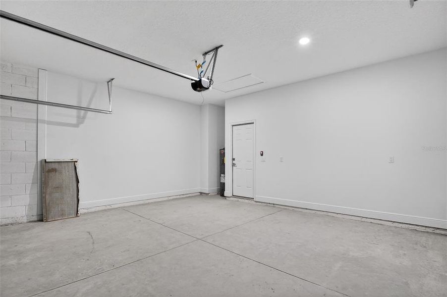 Spacious, unfurnished interior of a new home in , Citrus Springs (Image 23).