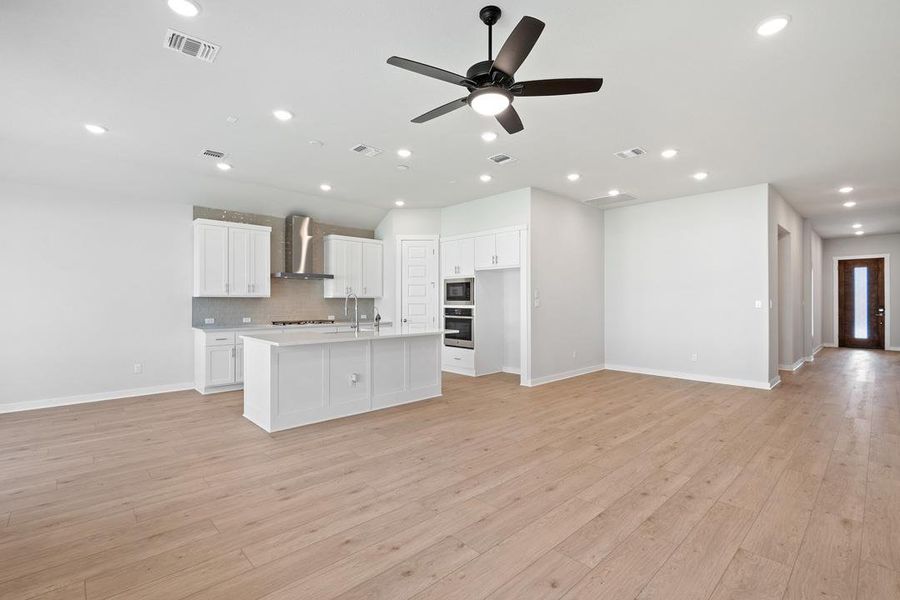 Spacious, unfurnished interior of a new home in Lariat, Liberty Hill (Image 27).