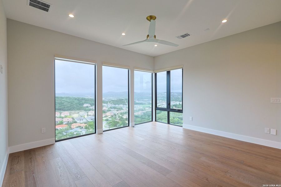 Spacious, unfurnished interior of a new home in , San Antonio (Image 25).