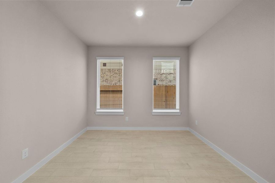 Spacious, unfurnished interior of a new home in Barton Creek Ranch, Conroe (Image 27).
