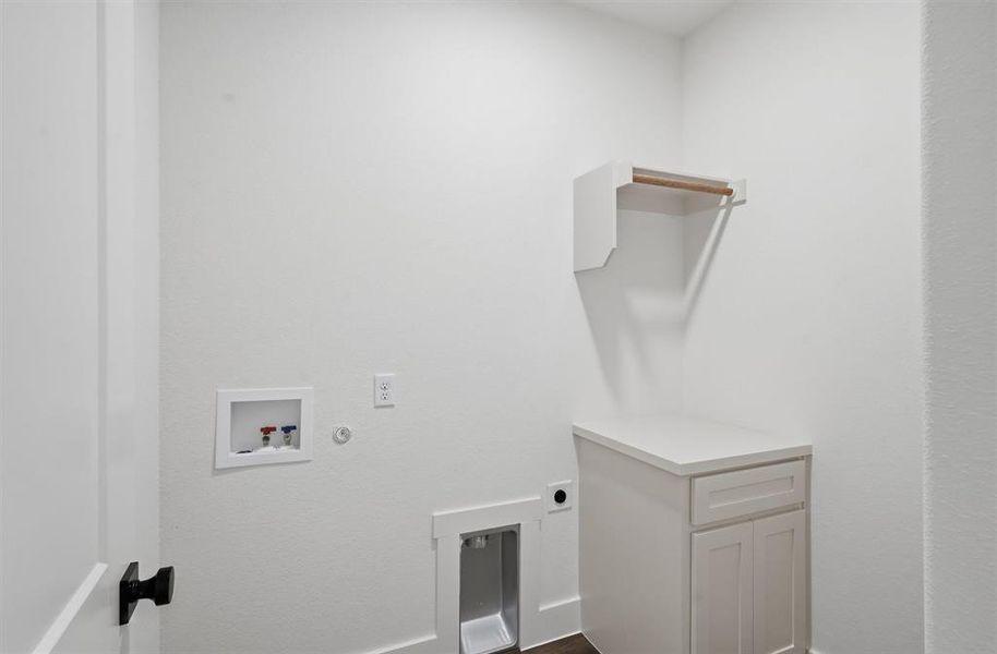 Spacious, unfurnished interior of a new home in , Tolar (Image 23).