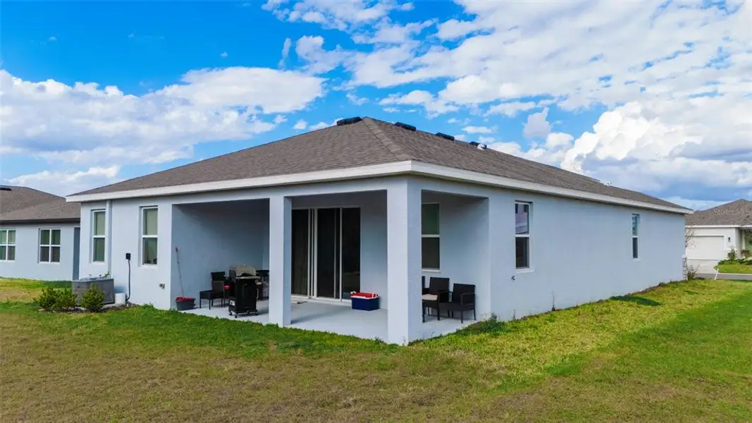 Exterior details and patio area of a home in North Park Isle, Plant City (Image 3).