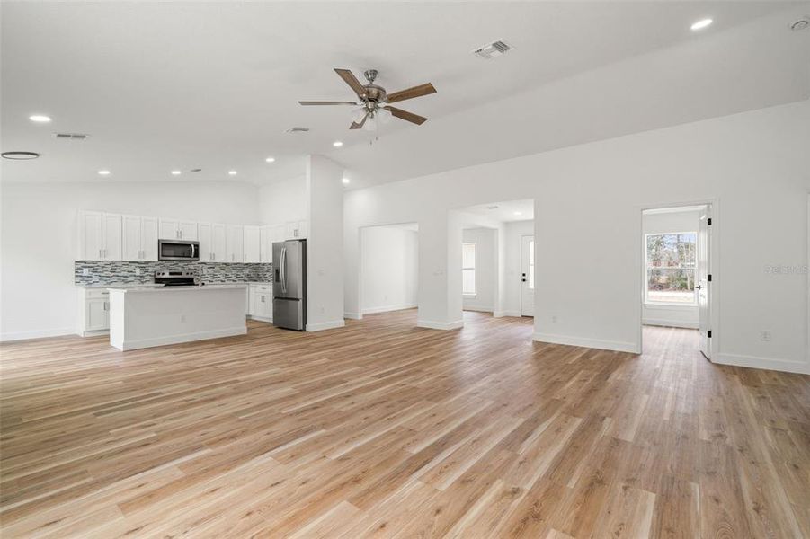 Spacious, unfurnished interior of a new home in , Weeki Wachee (Image 38).