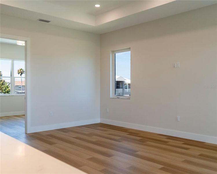 Spacious, unfurnished interior of a new home in , Hudson (Image 22).