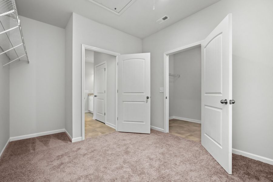 Spacious, unfurnished interior of a new home in The Oaks, Clarksville (Image 28).